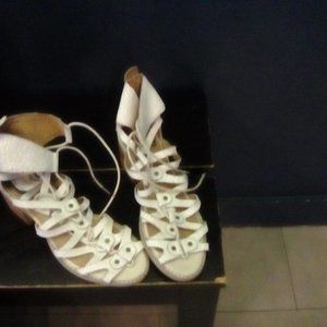 von sandals womens size. 7.5. 8